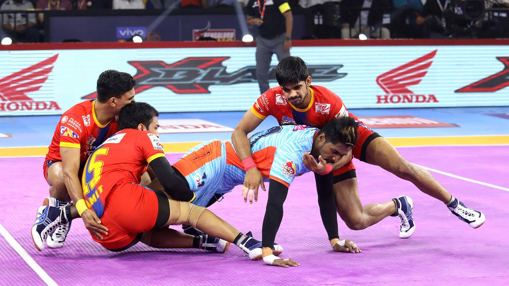 Super tackle by UP Yoddhas, Amit played important role in defense to be the most assisted defender of the match. Image courtesy: Vivo Pro Kabaddi