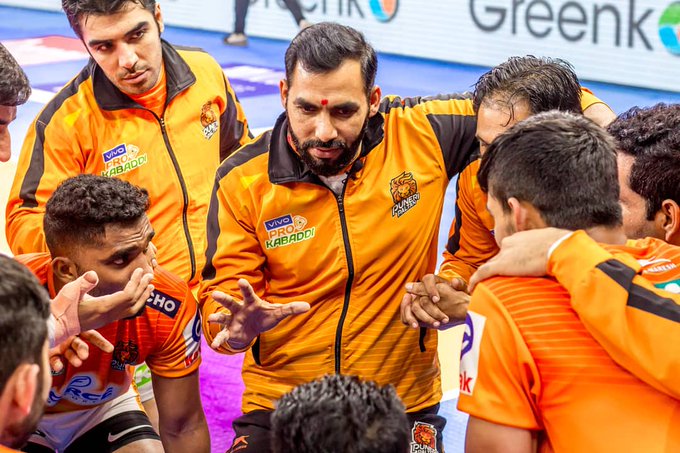 Anup Kumar with the Puneri Paltan Squad