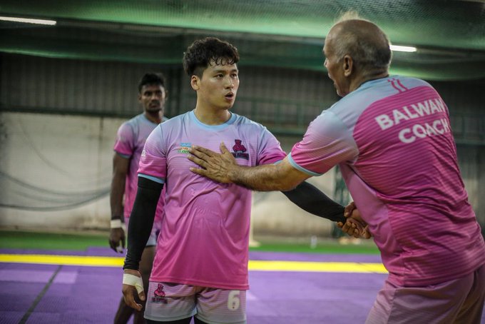 Jaipur Pink Panthers' coach training the players (Courtesy - Jaipur Pink Panthers)
