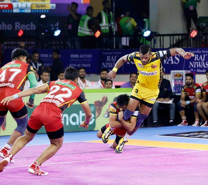 Siddharth Sirish Desai tackled by Bengaluru defender