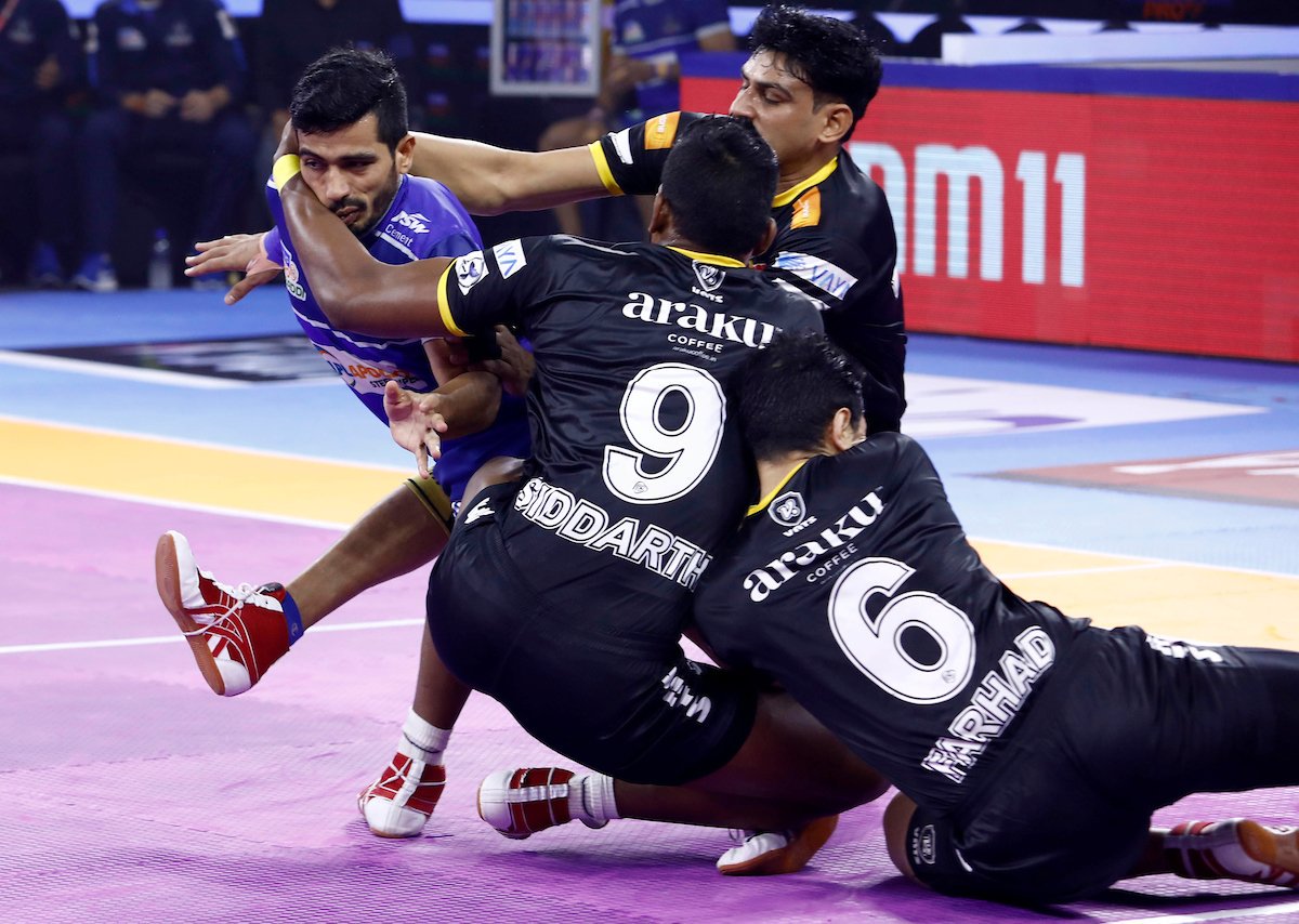 Vikas Khandola tackled by Titans' defenders