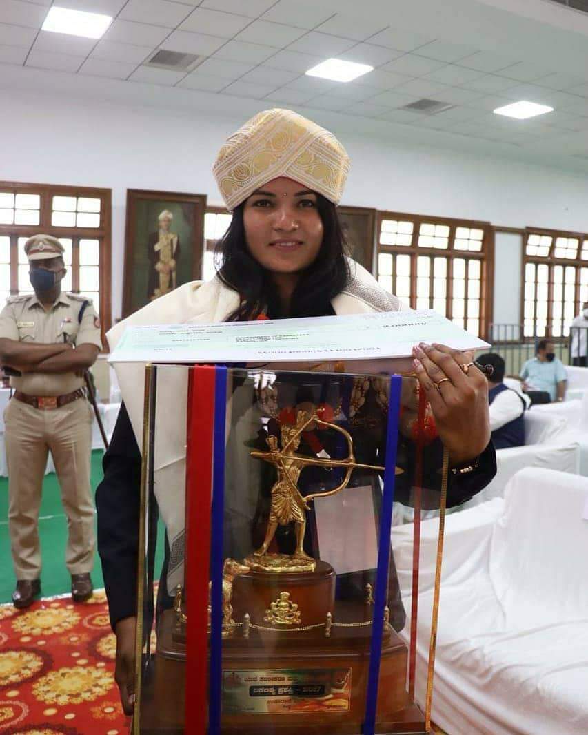 Usha Rani with her award