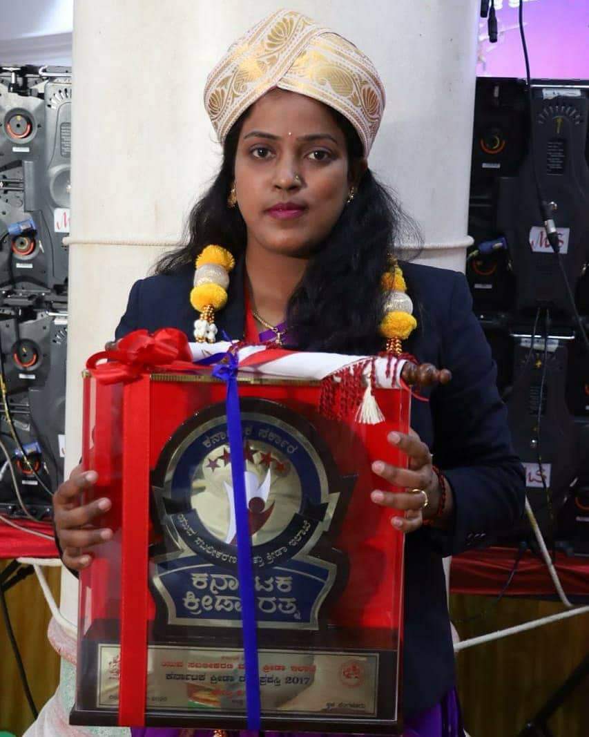 Usha Rani with her award