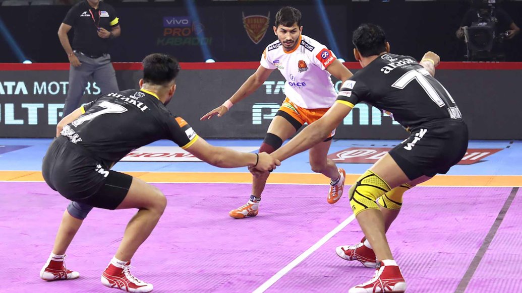 Telugu Titans' defense responded well to the early Raiding exploits of their opponents in the First Half. Courtesy - Vivo Pro Kabaddi