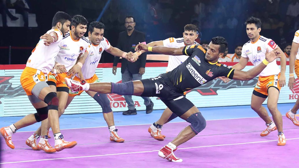 Siddharth Desai's Raiding threat helped his side pick up crucial points in the Second Half but it was well dealt with by the Paltan's cohesive defense. Courtesy - Vivo Pro Kabaddi