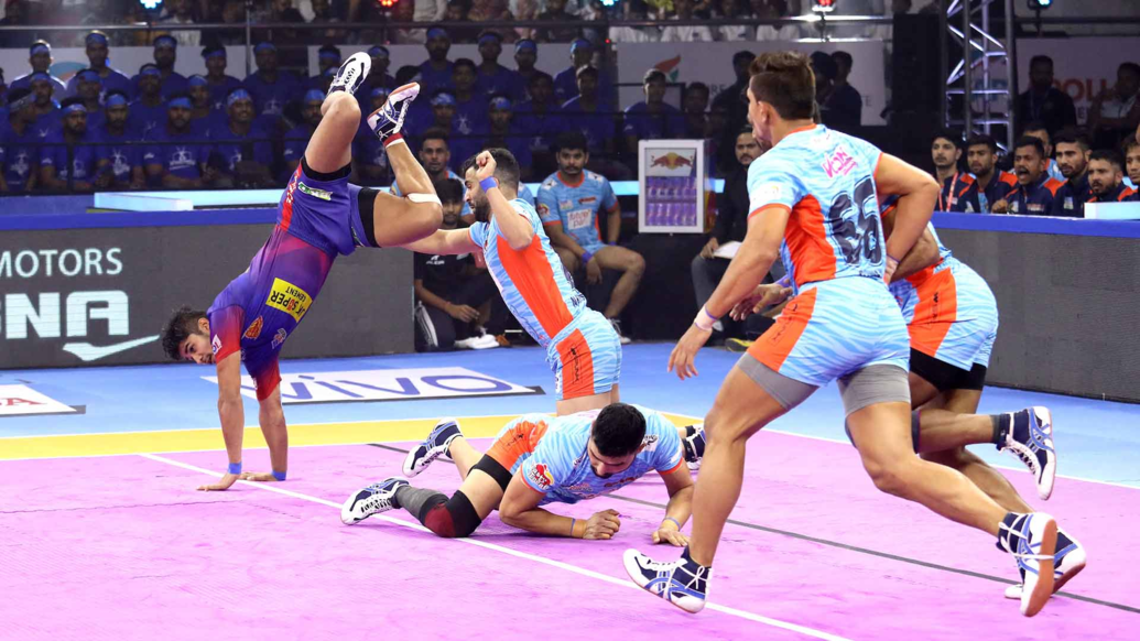 Naveen Kumar takes out Nabibaksh with a high flyer attempt 