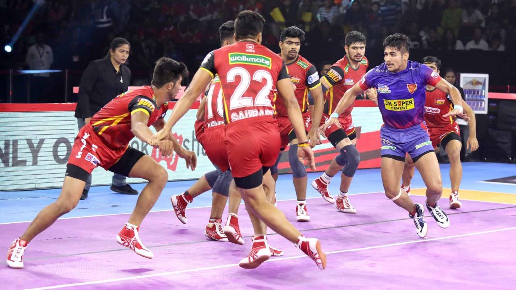 Naveen Kumar kept troubling the Bulls' defense with some brilliant raids, racking up crucial Raid points enabling his side to stage a comeback. Courtesy - Vivo Pro Kabaddi