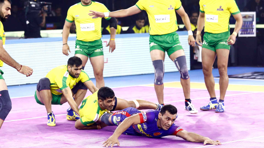 Meraj Sheykh escaped all clutches and achieved a "SUPER RAID"  securing 3 points