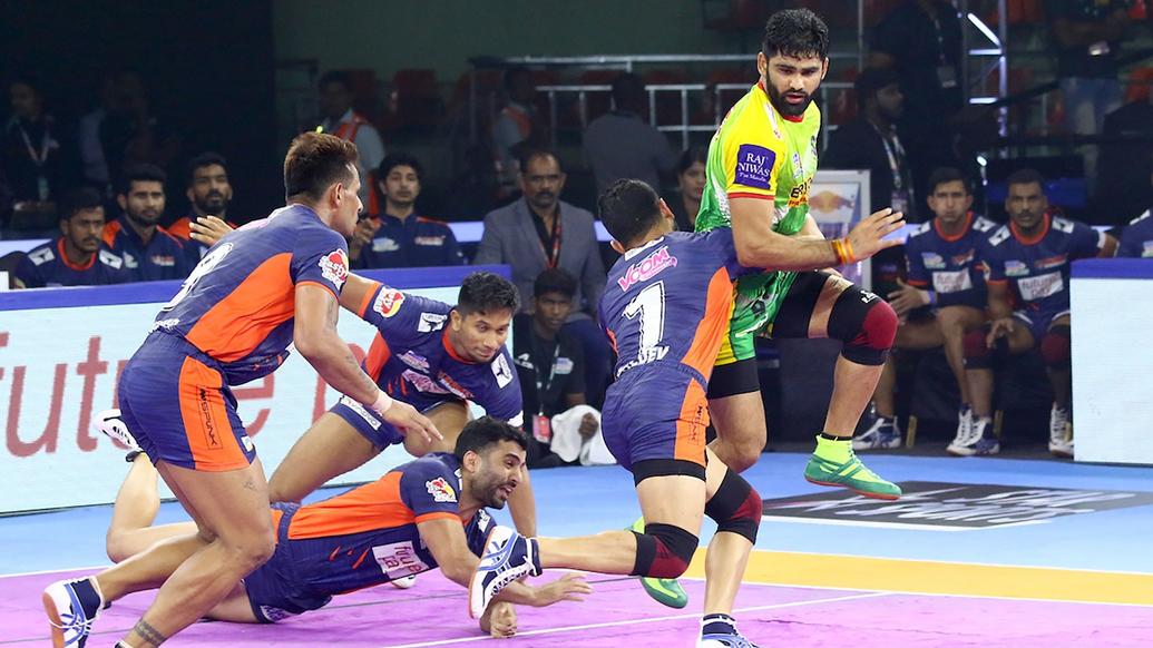 Pardeep Narwal gets tackled by Baldev using dash